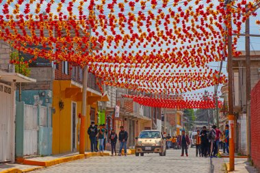 Meksika, - 16 Mart 2022 ünlü Teotihuacan Piramitleri yakınlarındaki küçük bir kasabada geleneksel dekore edilmiş Meksika caddesi.