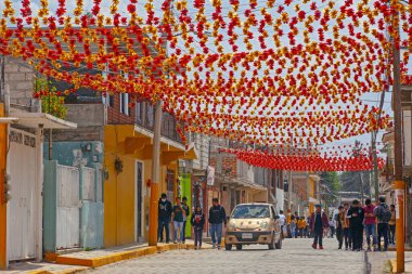 Meksika, - 16 Mart 2022 ünlü Teotihuacan Piramitleri yakınlarındaki küçük bir kasabada geleneksel dekore edilmiş Meksika caddesi.