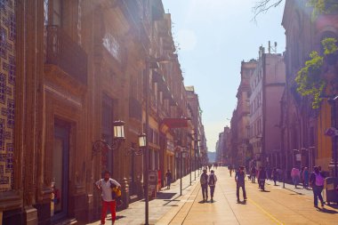 Mexico City, Mexico - 15 Mart 2022: Ünlü Madero Bulvarı 'ndaki yerel halk ve turistler, dükkanlar ve restoranlar, Mexico City' nin tarihsel olarak önemli bir yaya sokağı ve şehir merkezinin ana caddesi.