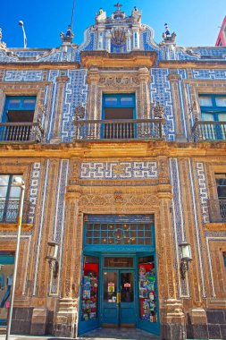 Mexico City, Mexico - 15 Mart 2022: Ünlü Madero Bulvarı 'ndaki yerel halk ve turistler, dükkanlar ve restoranlar, Mexico City' nin tarihsel olarak önemli bir yaya sokağı ve şehir merkezinin ana caddesi.