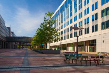 Brüksel, Belçika - 4 Haziran 2022: Avrupa Parlamentosu bayrakları.