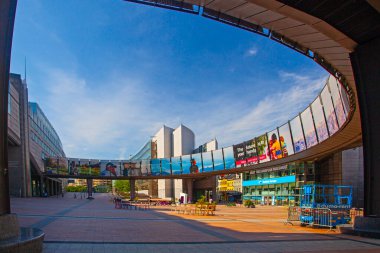 Brüksel, Belçika - 20 Mayıs 2022: Brüksel, Belçika 'daki Avrupa Parlamentosu binasının dışı. AB 'nin yasama işlevini yerine getirir.