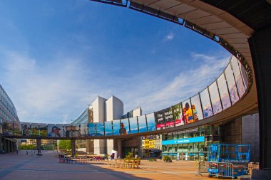 Brüksel, Belçika - 20 Mayıs 2022: Brüksel, Belçika 'daki Avrupa Parlamentosu binasının dışı. AB 'nin yasama işlevini yerine getirir.