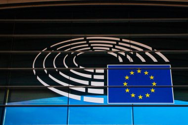 Brüksel, Belçika - 4 Haziran 2022: Avrupa Parlamentosu bayrakları.