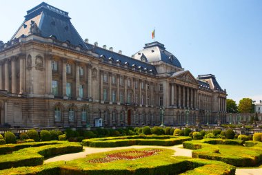 Brüksel, Belçika - 4 Haziran 2022: Brüksel Kraliyet Sarayı 'nın sütun ve resmi bahçesi, Belçika Kralı ve Kraliçesi' nin tarihi merkezi.