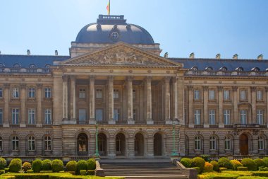 Brüksel, Belçika - 4 Haziran 2022: Brüksel Kraliyet Sarayı 'nın sütun ve resmi bahçesi, Belçika Kralı ve Kraliçesi' nin tarihi merkezi.