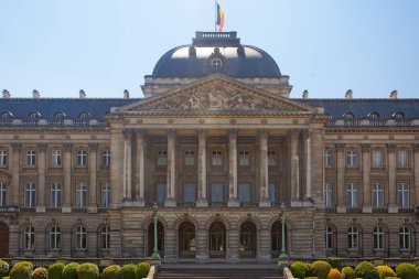 Brüksel, Belçika - 4 Haziran 2022: Brüksel Kraliyet Sarayı 'nın sütun ve resmi bahçesi, Belçika Kralı ve Kraliçesi' nin tarihi merkezi.