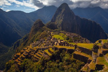 Machu Picchu 'nun güzel güneşli bir günde panoramik manzarası, İnkalar Vadisi, Cuzco, Peru. Güney Americ 'te ünlü ve turistik bir yer