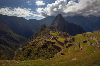 Machu Picchu 'nun güzel güneşli bir günde panoramik manzarası, İnkalar Vadisi, Cuzco, Peru. Güney Americ 'te ünlü ve turistik bir yer