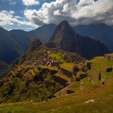 Machu Picchu 'nun güzel güneşli bir günde panoramik manzarası, İnkalar Vadisi, Cuzco, Peru. Güney Americ 'te ünlü ve turistik bir yer