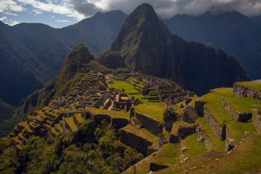 Machu Picchu 'nun güzel güneşli bir günde panoramik manzarası, İnkalar Vadisi, Cuzco, Peru. Güney Americ 'te ünlü ve turistik bir yer