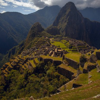Machu Picchu 'nun güzel güneşli bir günde panoramik manzarası, İnkalar Vadisi, Cuzco, Peru. Güney Americ 'te ünlü ve turistik bir yer