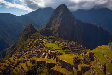 Machu Picchu 'nun güzel güneşli bir günde panoramik manzarası, İnkalar Vadisi, Cuzco, Peru. Güney Americ 'te ünlü ve turistik bir yer
