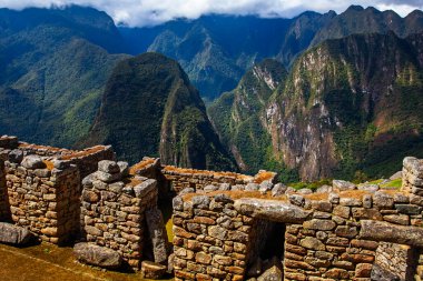 Machu Picchu 'nun güzel güneşli bir günde panoramik manzarası, İnkalar Vadisi, Cuzco, Peru. Güney Americ 'te ünlü ve turistik bir yer