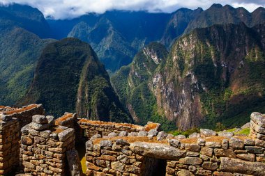 Machu Picchu 'nun güzel güneşli bir günde panoramik manzarası, İnkalar Vadisi, Cuzco, Peru. Güney Americ 'te ünlü ve turistik bir yer