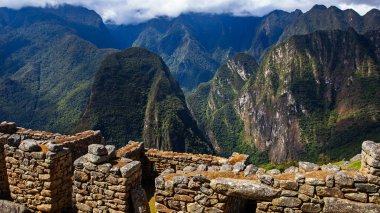Machu Picchu 'nun güzel güneşli bir günde panoramik manzarası, İnkalar Vadisi, Cuzco, Peru. Güney Americ 'te ünlü ve turistik bir yer