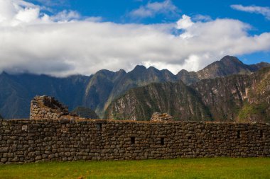 Machu Picchu 'nun güzel güneşli bir günde panoramik manzarası, İnkalar Vadisi, Cuzco, Peru. Güney Americ 'te ünlü ve turistik bir yer