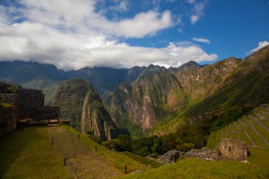 Machu Picchu 'nun güzel güneşli bir günde panoramik manzarası, İnkalar Vadisi, Cuzco, Peru. Güney Americ 'te ünlü ve turistik bir yer