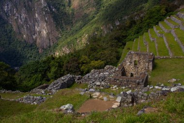 Machu Picchu 'nun güzel güneşli bir günde panoramik manzarası, İnkalar Vadisi, Cuzco, Peru. Güney Americ 'te ünlü ve turistik bir yer