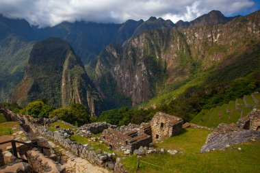 Machu Picchu 'nun güzel güneşli bir günde panoramik manzarası, İnkalar Vadisi, Cuzco, Peru. Güney Americ 'te ünlü ve turistik bir yer