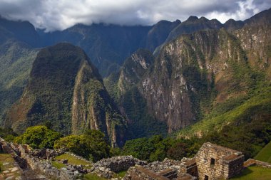 Machu Picchu 'nun güzel güneşli bir günde panoramik manzarası, İnkalar Vadisi, Cuzco, Peru. Güney Americ 'te ünlü ve turistik bir yer