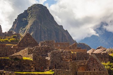Machu Picchu 'nun güzel güneşli bir günde panoramik manzarası, İnkalar Vadisi, Cuzco, Peru. Güney Americ 'te ünlü ve turistik bir yer