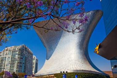 MEXICO CITY, MEXICO - 14 Mart 2022 - Soumaya, Mexico City 'de kar amacı gütmeyen, 30 yüzyıllık sanat eserlerinden 66.000' den fazla esere sahip özel bir müzedir.