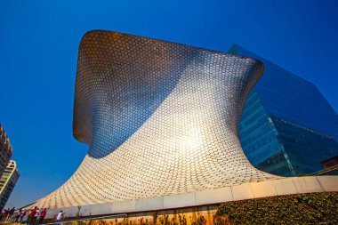 MEXICO CITY, MEXICO - 14 Mart 2022 - Soumaya, Mexico City 'de kar amacı gütmeyen, 30 yüzyıllık sanat eserlerinden 66.000' den fazla esere sahip özel bir müzedir.