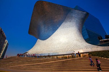 MEXICO CITY, MEXICO - 14 Mart 2022 - Soumaya, Mexico City 'de kar amacı gütmeyen, 30 yüzyıllık sanat eserlerinden 66.000' den fazla esere sahip özel bir müzedir.
