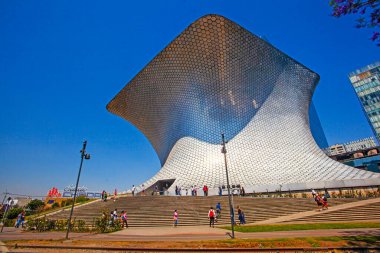 MEXICO CITY, MEXICO - 14 Mart 2022 - Soumaya, Mexico City 'de kar amacı gütmeyen, 30 yüzyıllık sanat eserlerinden 66.000' den fazla esere sahip özel bir müzedir.