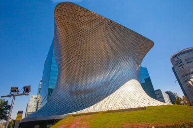 MEXICO CITY, MEXICO - 14 Mart 2022 - Soumaya, Mexico City 'de kar amacı gütmeyen, 30 yüzyıllık sanat eserlerinden 66.000' den fazla esere sahip özel bir müzedir.