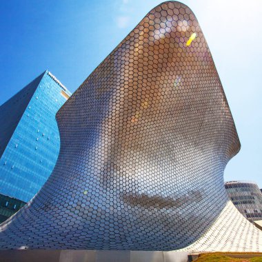 MEXICO CITY, MEXICO - 14 Mart 2022 - Soumaya, Mexico City 'de kar amacı gütmeyen, 30 yüzyıllık sanat eserlerinden 66.000' den fazla esere sahip özel bir müzedir.