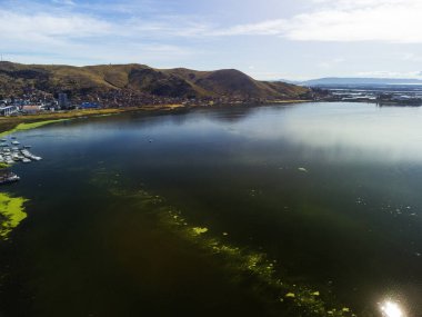 Peru, Güney Americ 'te Titicaca Gölü ile Puno' nun hava manzarası