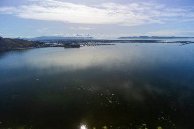 Peru, Güney Americ 'te Titicaca Gölü ile Puno' nun hava manzarası