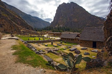 Ollantaytambo, Peru. 5 Mayıs 2022, Peru, Ollantaytambo 'daki Teraslı İnka Kalesi ve Temple Hill..