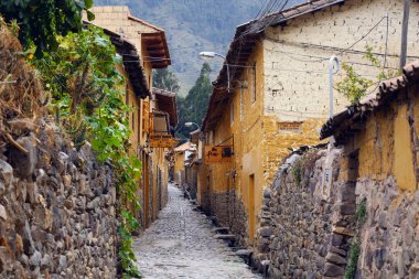 Ollantaytambo, Peru - 5 Mayıs 2022: And Dağları 'ndaki İnka harabeleriyle küçük ortaçağ şehri Ollantaytambo' nun merkezi.