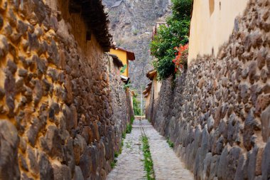 Şehir merkezinden küçük ortaçağ şehir, Ollantaytambo, Inca kalıntıları üzerinde Andes Dağları ile.