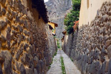 Şehir merkezinden küçük ortaçağ şehir, Ollantaytambo, Inca kalıntıları üzerinde Andes Dağları ile.