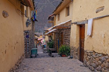 Ollantaytambo, Peru - 5 Mayıs 2022: And Dağları 'ndaki İnka harabeleriyle küçük ortaçağ şehri Ollantaytambo' nun merkezi.