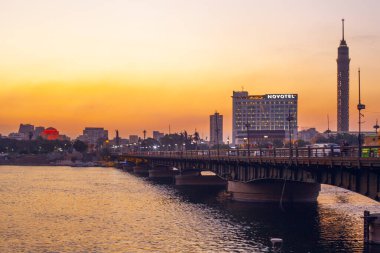 Kahire, Mısır - 1 Mart 2025: Kahire 'nin Nil, Perili Kule ve şehir sokakları ile akşam manzarası 