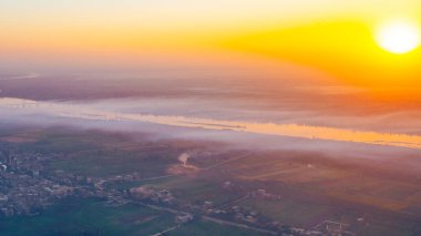 Güneş doğarken Nil üzerinde sıcak hava balonu uçuşu, Lüksör Batı Şeria, Mısır