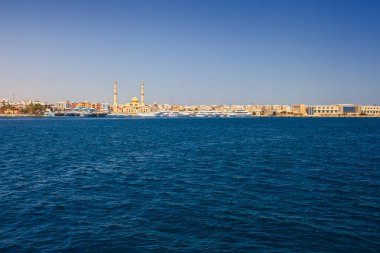 Hurghada, Mısır - 18 Mart 2025: Cami ve şehir limanı Hurghada, Mısır 'daki bina ve camiler şehri