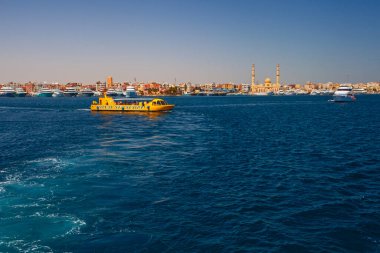 Hurghada, Mısır - 18 Mart 2025: Cam tabanlı Mısır turist denizaltısı Kızıldeniz 'e gezi düzenliyor