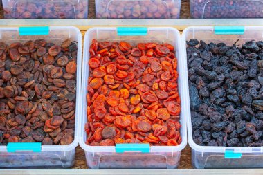 Pazarda farklı türde kurutulmuş kayısı ve meyveler