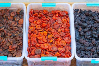 Pazarda farklı türde kurutulmuş kayısı ve meyveler