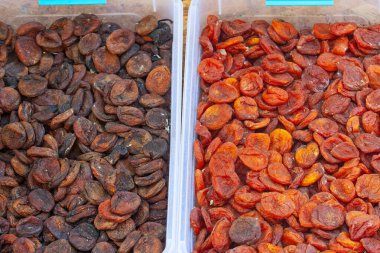 Pazarda farklı türde kurutulmuş kayısı ve meyveler