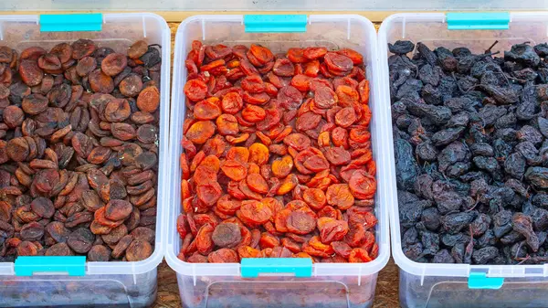 Pazarda farklı türde kurutulmuş kayısı ve meyveler