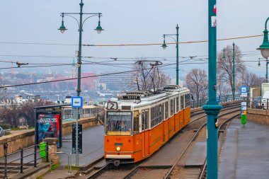 Budapeşte, Macaristan - 17 Şubat 2025: Macaristan 'ın başkentinde tarihi bir tramvay, Budapeşte' de toplu taşımacılık