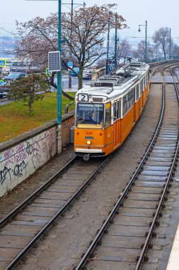 Budapeşte, Macaristan - 17 Şubat 2025: Macaristan 'ın başkentinde tarihi bir tramvay, Budapeşte' de toplu taşımacılık