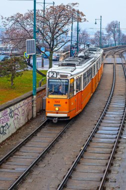 Budapeşte, Macaristan - 17 Şubat 2025: Macaristan 'ın başkentinde tarihi bir tramvay, Budapeşte' de toplu taşımacılık
